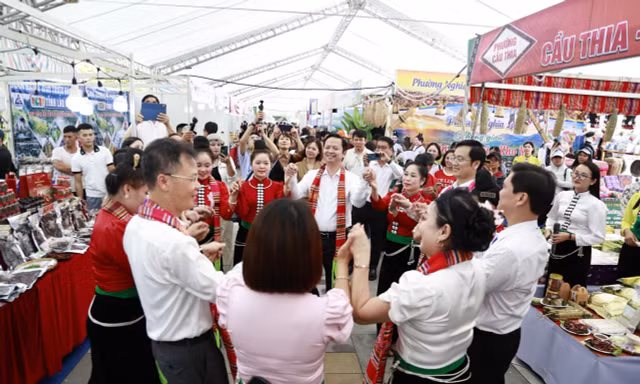 Không gian văn hoá đặc sắc, sản vật đủ đầy bên lề đại lễ hội Xoè Thái ở Lào Cai