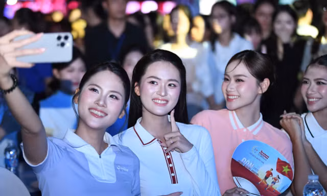 25 cô gái Hoa hậu Việt Nam hát, nhún nhảy ở 'Chạm Việt Nam 2'