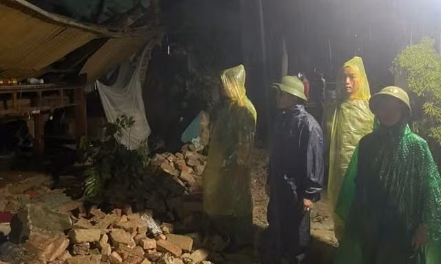 Sập nhà ở Hà Nội do mưa giông, cụ ông được đưa đến bệnh viện cấp cứu kịp thời