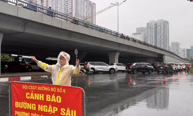 Hà Nội: CSGT phân luồng, khuyến cáo người dân di chuyển qua khu vực ngập nước