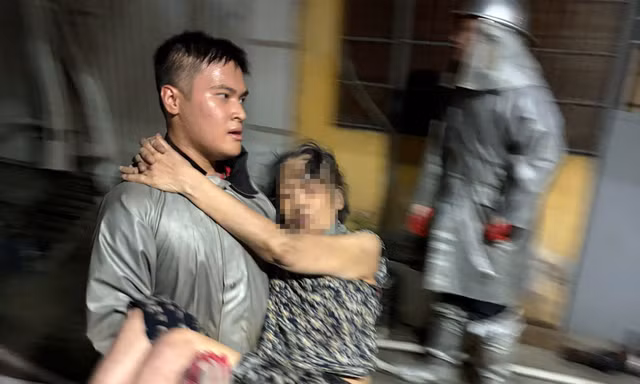Những người chạy về phía khói lửa sau tiếng kẻng báo động