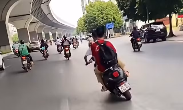 Con đi xe máy điện 'làm xiếc' trên đường, mẹ bị phạt 9 triệu