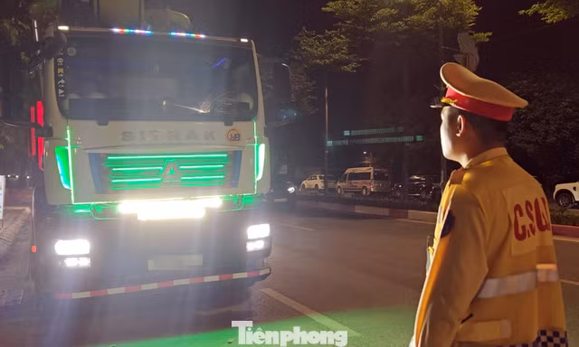 Xử lý loạt xe tải độ còi hơi, đèn khiến người đi đường chói mắt