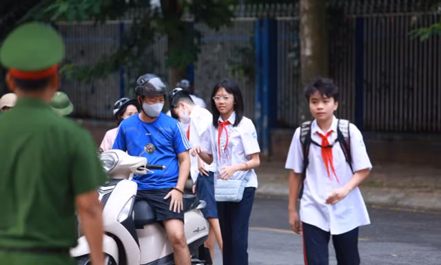 Lực lượng Công an bảo đảm ANTT tại cổng trường THCS Trần Duy Hưng (Yên Hòa, Hà Nội)