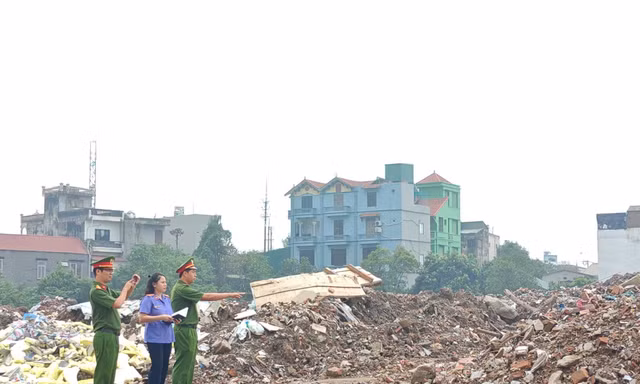 Khởi tố 5 đối tượng đổ trộm hàng nghìn tấn phế thải thi công Vành đai 2.5 và cải tạo sông Kim Ngưu