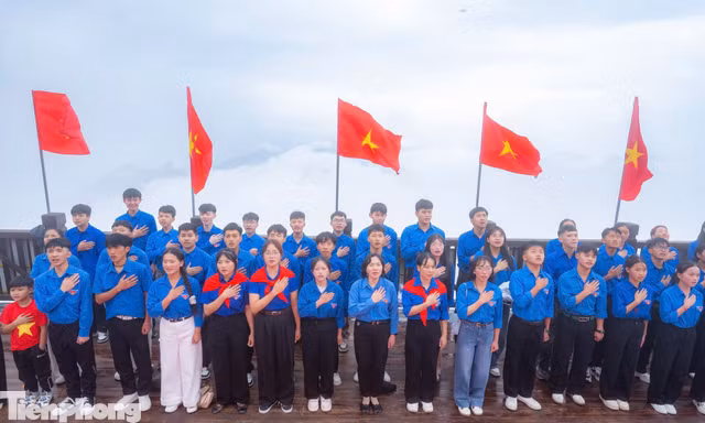 300 đoàn viên, thanh niên dự lễ chào cờ trên đỉnh Fansipan