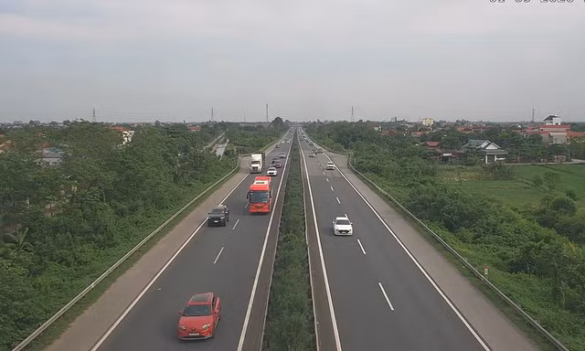 Cho xe đi vào làn đường ngược chiều cao tốc Cao Bồ - Pháp Vân về Hà Nội