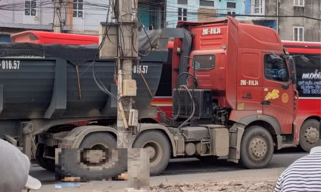 Vấp phải 'ổ gà' rồi ngã ra đường, người đi xe máy bị xe ben cán tử vong ở Hà Nội