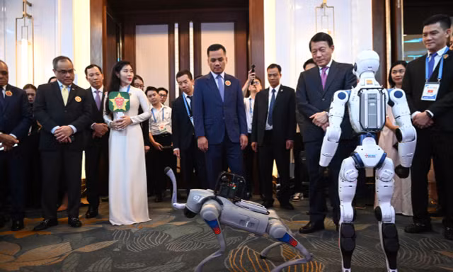 Bộ trưởng Lương Tam Quang tham quan triển lãm các giải pháp ứng dụng dữ liệu dân cư