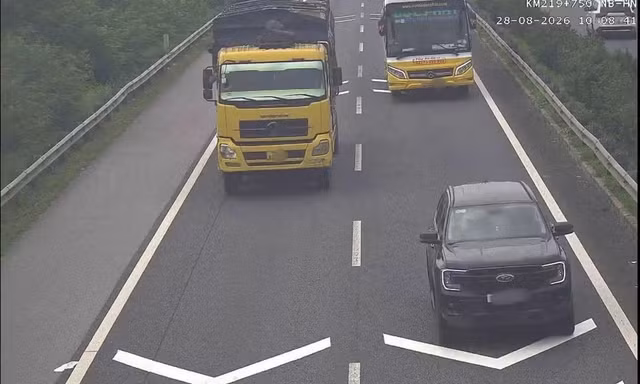 Cục CSGT: Giữ khoảng cách an toàn, dòng xe vẫn di chuyển liên tục