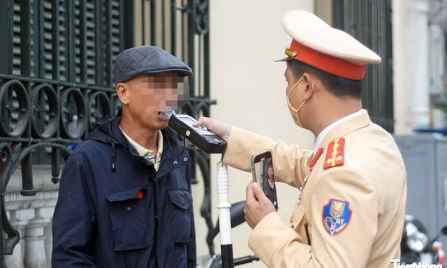 Việc kiểm tra, xử lý vi phạm nồng độ cồn trong ngày đầu năm mới đã được lực lượng CSGT duy trì nhiều năm qua. Tuy nhiên, đây là lần đầu tiên hoạt động này được triển khai đồng loạt trên toàn quốc cùng một thời điểm, thể hiện tinh thần chủ động, quyết liệt trong công tác bảo đảm trật tự, an toàn giao thông.