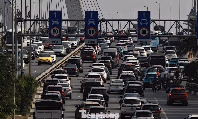 Cầu Nhật Tân ùn ứ kéo dài ở làn ô tô sáng đầu tuần