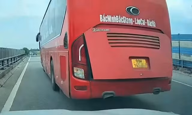 Xử phạt tài xế xe khách chuyển làn không bảo đảm khoảng cách trên cao tốc