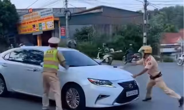 Nữ tài xế ô tô Lexus khóa cửa, tăng ga bỏ chạy khi CSGT dừng xe