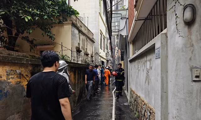 Hà Nội: Cảnh sát kéo hơn 100 mét dây dẫn nước chữa cháy căn nhà trong ngõ nhỏ