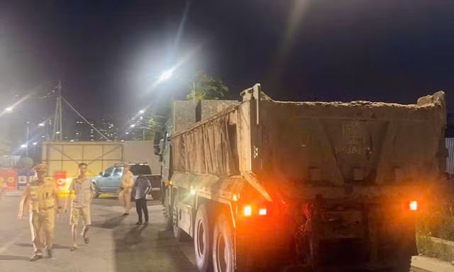 Hà Nội: Tài xế xe tải bị phạt 23 triệu đồng vì để bùn đất che lấp biển số