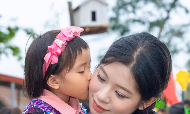 Thí sinh Hoa hậu Việt Nam làm mì Ý, gà rán cho những đứa trẻ Mào Phô