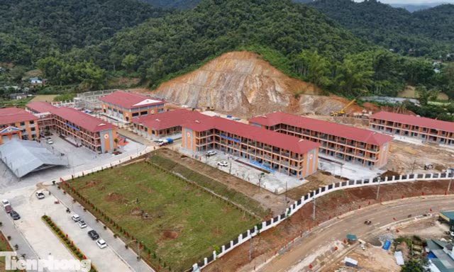 Ngôi trường biên giới với khẩu hiệu 'Nội trú là nhà, thầy cô là cha mẹ, bạn bè là anh em' 