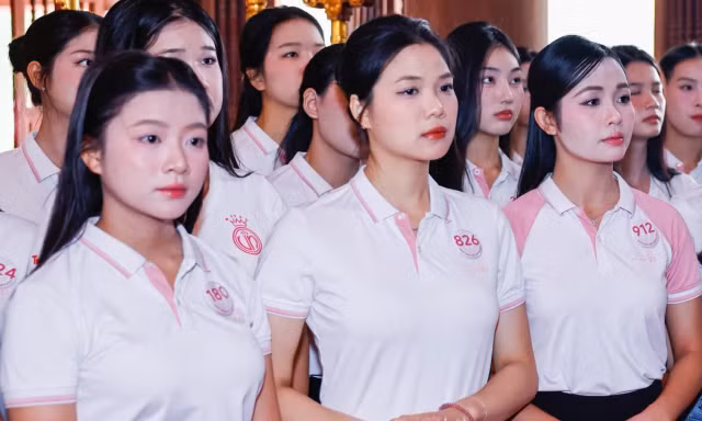 Các cô gái Hoa hậu Việt Nam nghe chuyện xưa dưới bóng đa Tân Trào