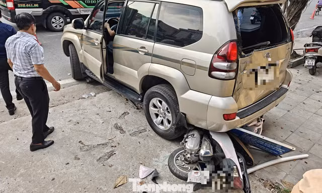 Hà Nội: Ô tô lùi trên đường Lê Duẩn, cuốn xe máy chở hai phụ nữ vào gầm