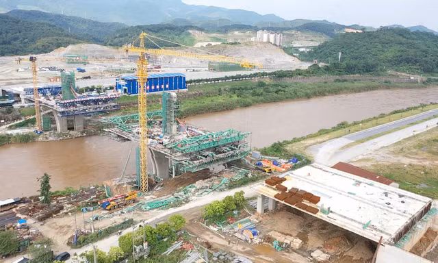 Cầu vượt sông Hồng nối Việt Nam - Trung Quốc tại Lào Cai dần hình thành 