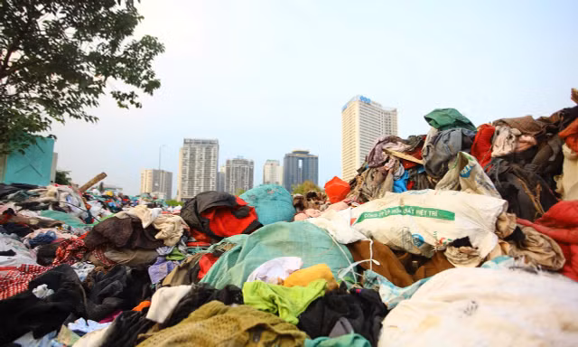 Gần 300 tấn quần áo cũ chất thành đống rác ở Hà Nội