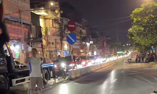 Hà Nội: Đèn tín hiệu giao thông liên tục đỏ, ô tô xếp hàng dài trong đêm