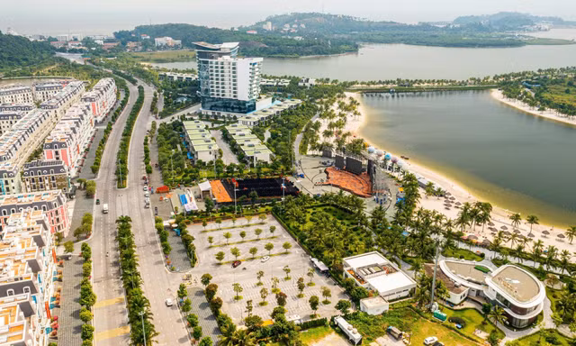 Nhìn từ trên cao sân khấu Hoa hậu Việt Nam bên bãi biển Đồ Sơn 