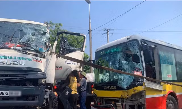 Hà Nội: Nguyên nhân vụ xe buýt đấu đầu xe chở rác khiến tài xế gãy chân