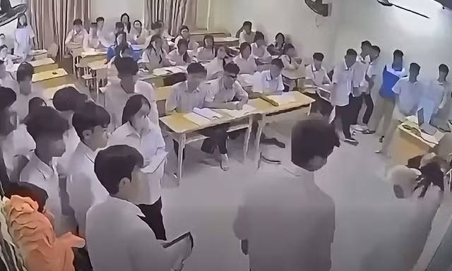 Hà Nội: Bắt giữ khẩn cấp nam sinh đánh cô giáo giữa lớp