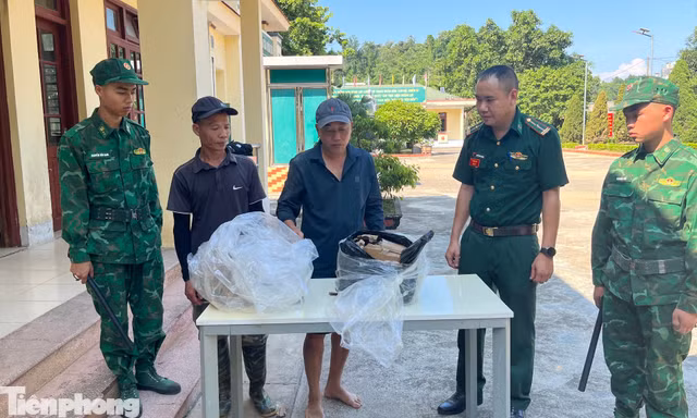 Thủ đoạn buôn lậu mới: Thả trôi hàng trên sông, dùng xuồng cao su ‘đón’ hàng