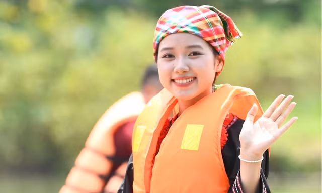 53 người đẹp Hoa hậu Việt Nam giữa điệu Then, đàn tính 
