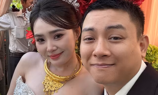 Hoài Lâm hát trong tiệc cưới