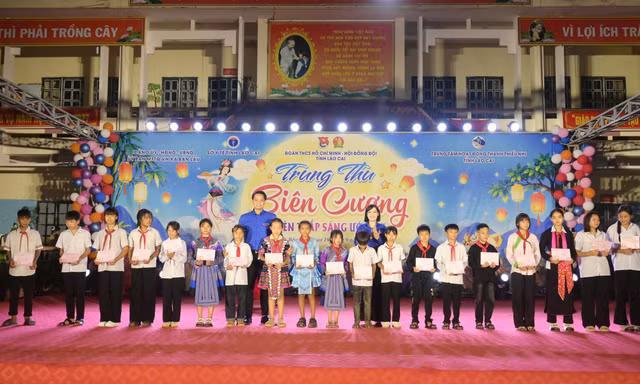 Tết Trung thu đặc biệt ấm áp của trẻ em vùng biên