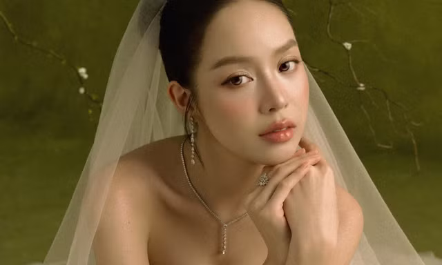 Hoa hậu Thanh Thủy mặc váy cưới 