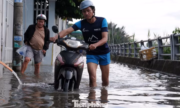Triều cường vượt 1,7 m, khu dân cư TPHCM chìm trong nước