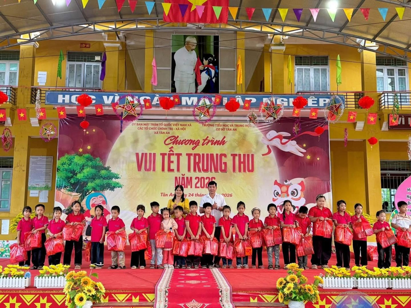 Áo xanh mang Trung thu ấm áp đến trẻ em vùng cao Tuyên Quang