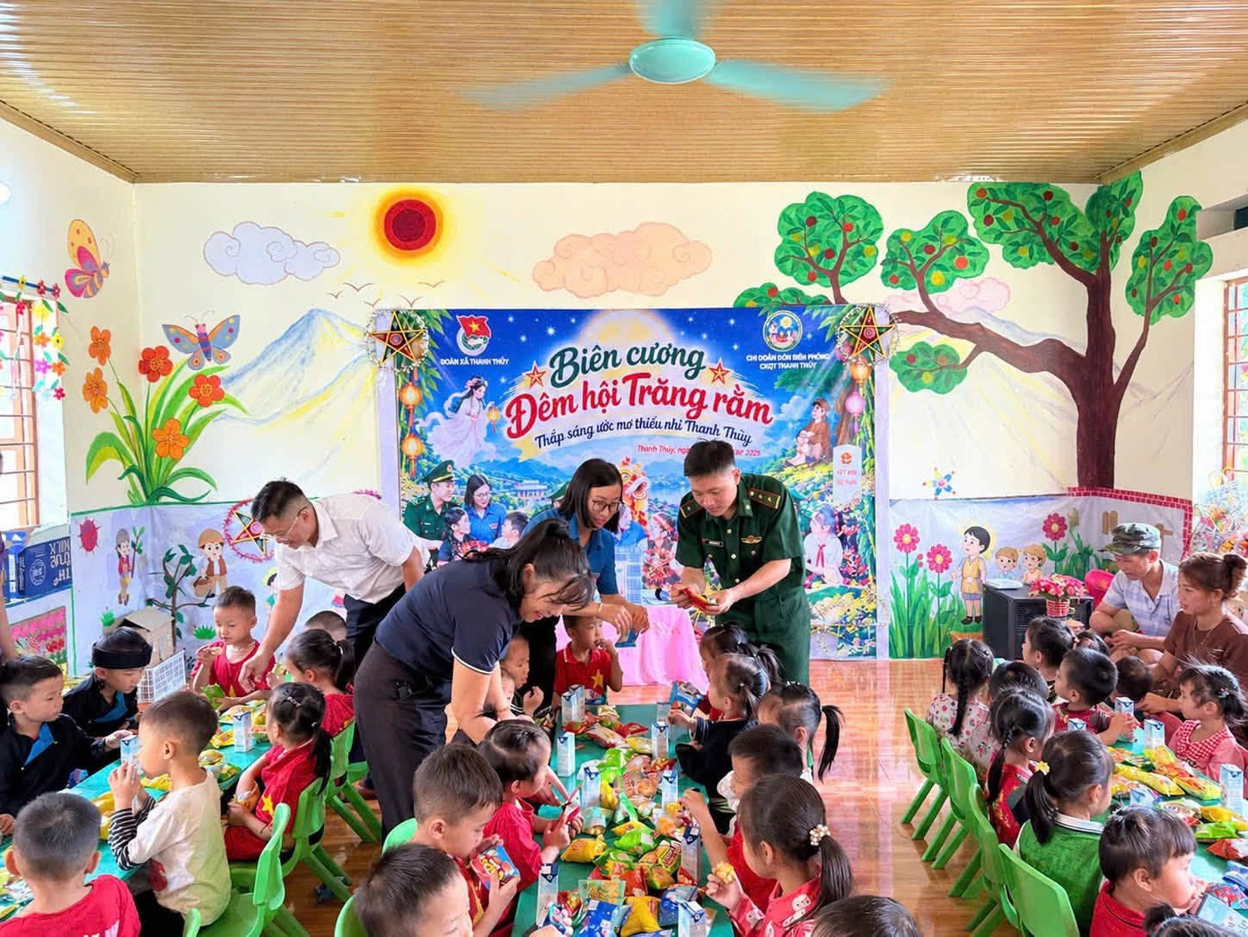 Áo xanh mang Trung thu ấm áp đến trẻ em vùng cao Tuyên Quang