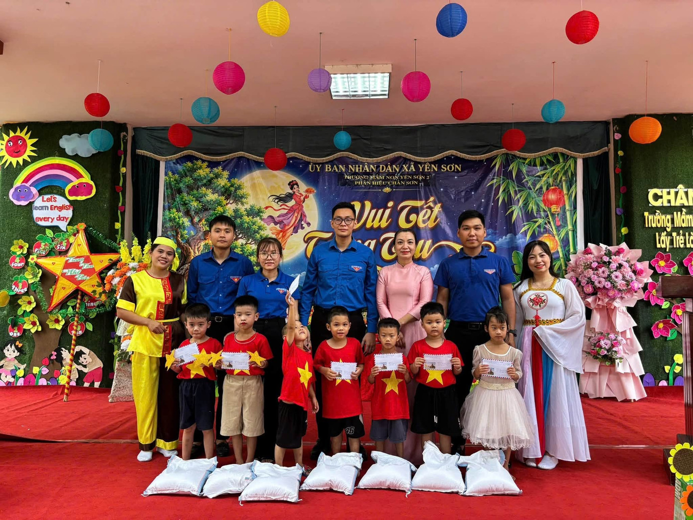 Áo xanh mang Trung thu ấm áp đến trẻ em vùng cao Tuyên Quang