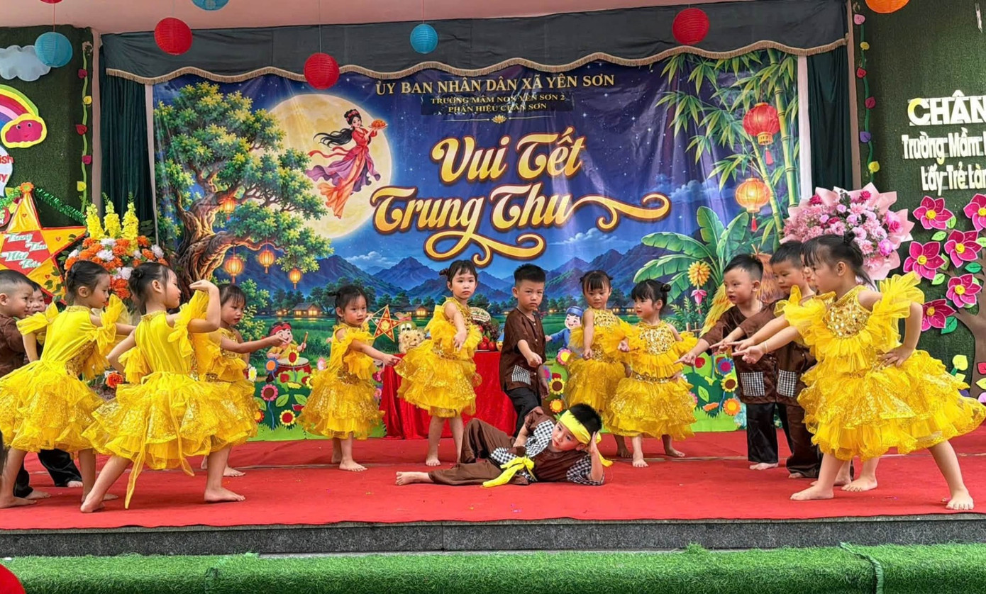 Áo xanh mang Trung thu ấm áp đến trẻ em vùng cao Tuyên Quang