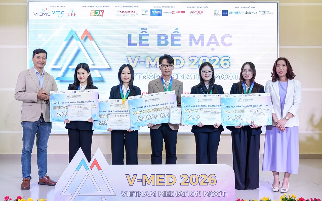 5-a-a-i-huy-chng-va-ng-hang-mac-cac-ban-tham-gia.jpg