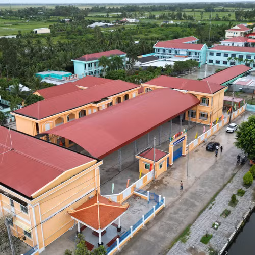 Trường học mới khang trang từ trụ sở xã dôi dư