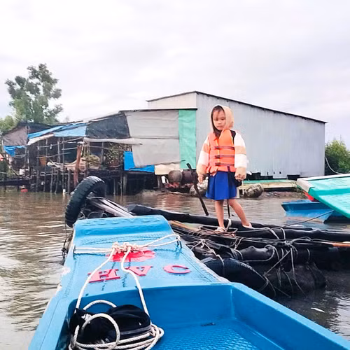 Những chuyến xuồng nuôi giấc mơ con chữ ở vùng cửa biển Cà Mau