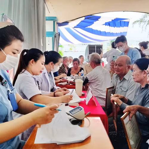 Chăm sóc sức khỏe người cao tuổi trước thách thức già hóa dân số