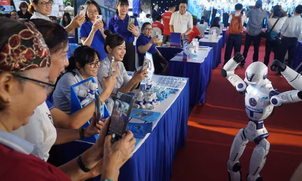 TPHCM ra quân ‘Tuyến đường số’: Đến từng nhà, cài từng app cho người dân