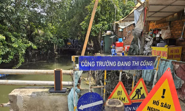 Cảnh báo hố sâu nguy hiểm tại con đường ngập nặng nhất ở TPHCM
