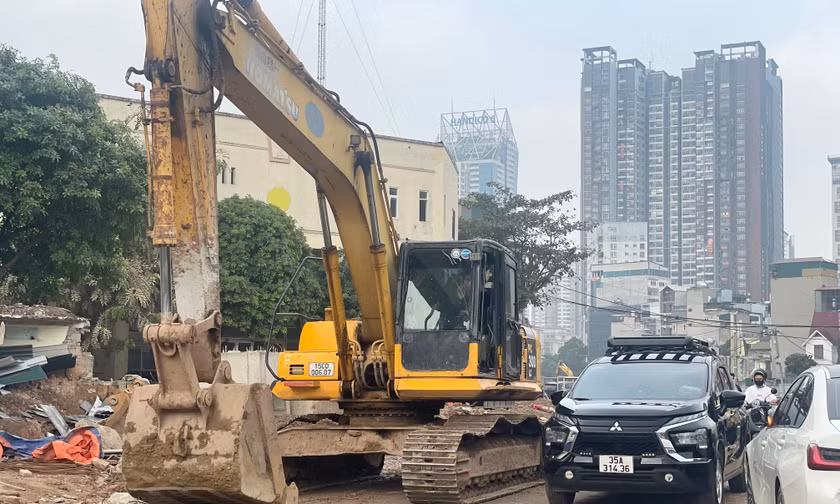 Xe cộ luồn lách giữa công trường Vành đai 2,5 Hà Nội