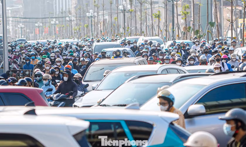 Vành đai 2,5 thông xe kỹ thuật, xe máy tràn lên vỉa hè, ô tô nối hàng dài