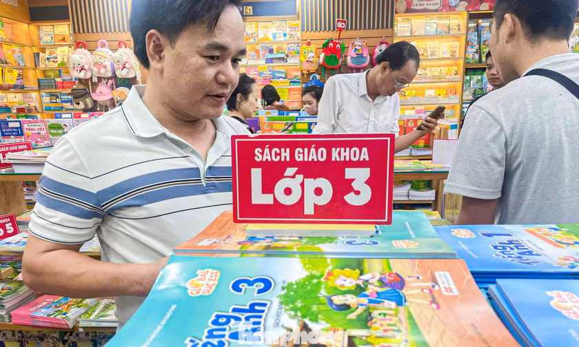 Phụ huynh đổ đến nhà sách mua sắm trước ngày đầu tiên năm học mới