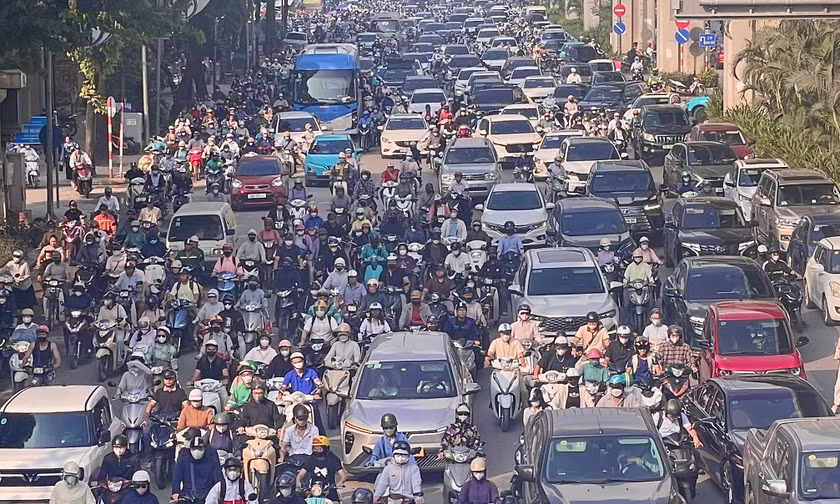 Kẹt cứng nhiều tuyến phố Hà Nội ngày đầu học sinh đến trường sau khai giảng